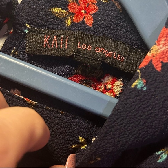 Kaii Los Angelos floral blouse with key hole detail in front and back. Gorgeous! - Picture 2 of 10